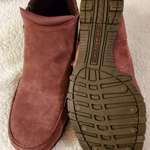 Skechers Women's relaxed fit size 11 suade ankle boots. Burgandy. Side zipper - Picture 4 of 10